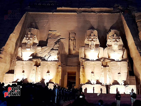 توافد السياح على معبد أبوسمبل لحضور تعامد الشمس (1)