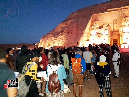 توافد السياح على معبد أبوسمبل لحضور تعامد الشمس (2)