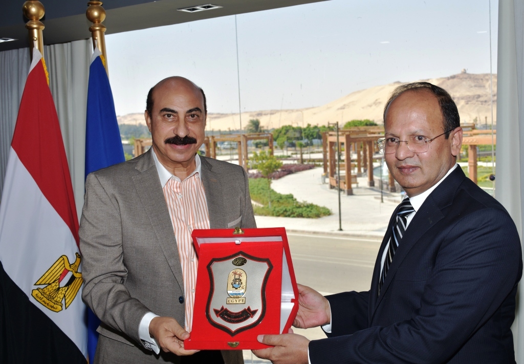 محافظ أسوان وسفير باكستان بالقاهرة (3)