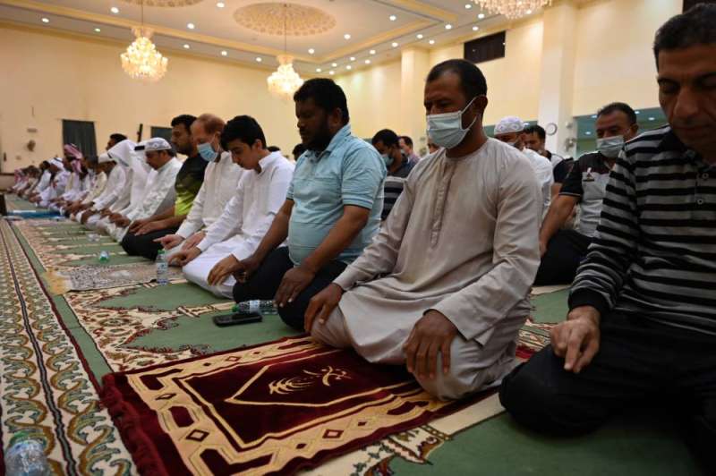 مصليين فى الكويت يؤدون صلاة الجمعة بعد رفع القيود