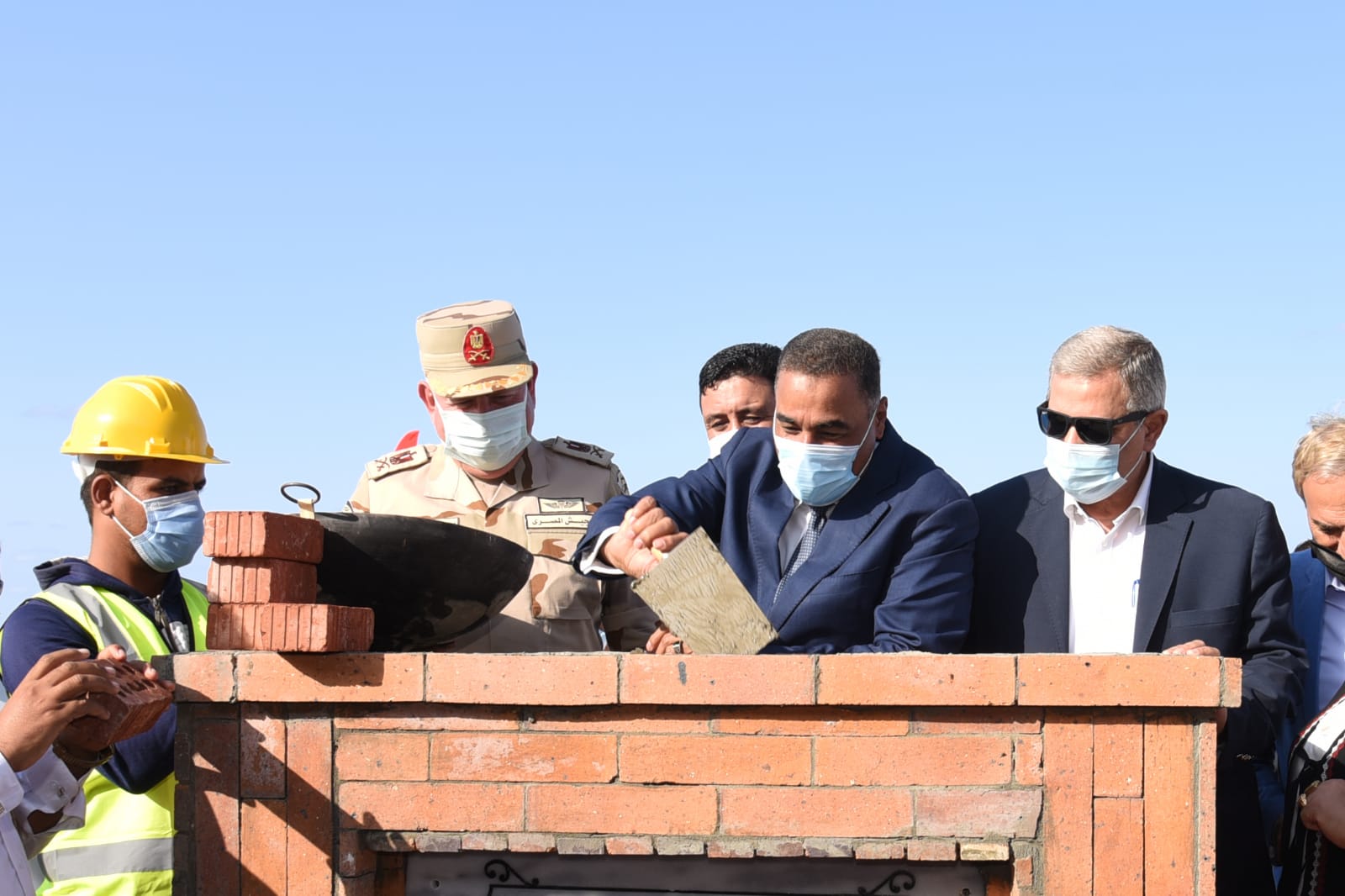 رئيس الشركة القابضة يضع حجر الاساس لعدد من المشروعات بمحافظة موسي مطروح