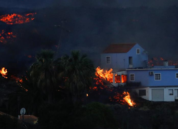 حمم بركان كومبر فيجا تحترق منزلا في جزيرة لا بالما الكناري