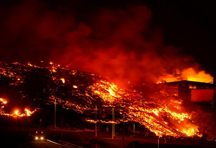 الحمم تحرق المباني في أعقاب ثوران بركان كومبر فيجا في تاكاندي