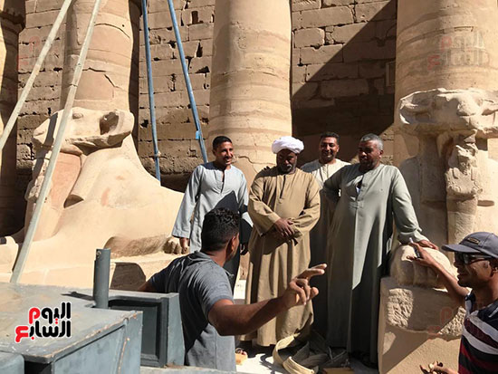 فريق-العمال-والأوناش-خلال-رفع-الكباش-على-المصاطب فريق-العمال-والأوناش-خلال-رفع-الكباش-على-المصاطب