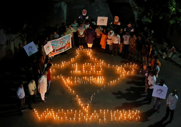 إضاءة شموع على شكل خريطة الهند للاحتفال بمرور مليار جرعة لقاح لفيروس كورونا