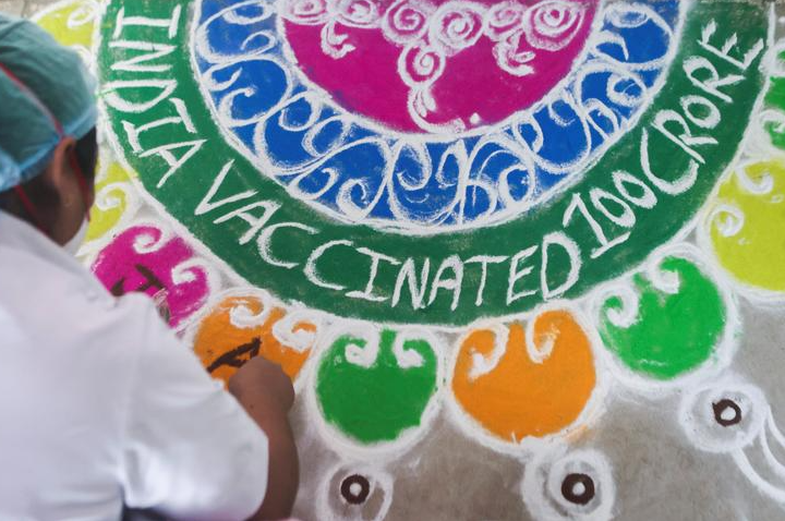 عامل رعاية صحية يزين مركزًا للتحصين للاحتفال بمرور مليار جرعة لقاح ضد فيروس كورونا