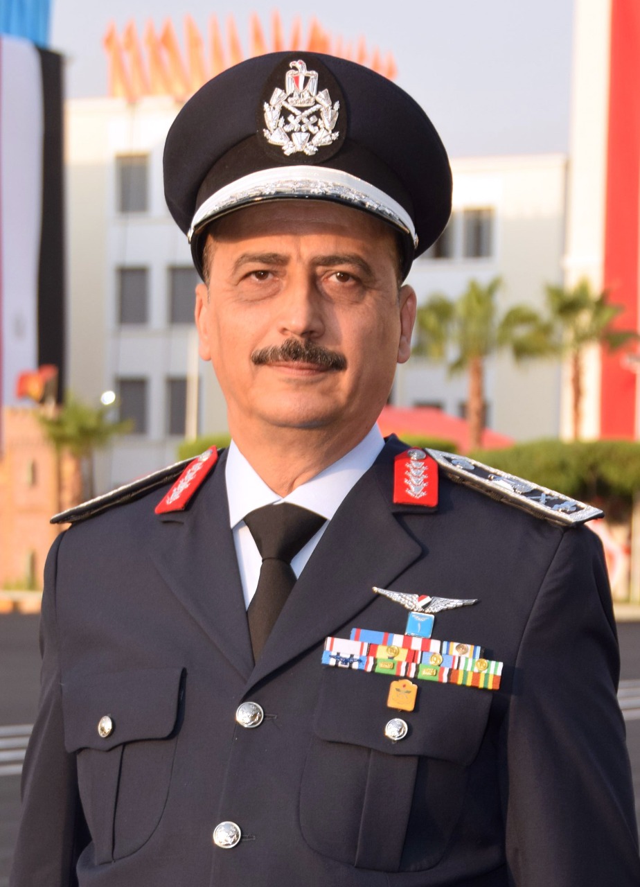 لواء طيار أركان حرب علي حسن علي مدير الكلية الجوية