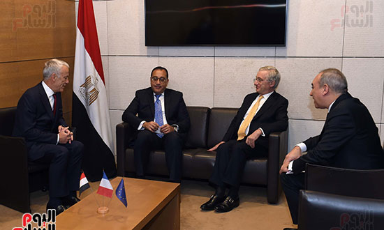 رئيس الوزراء يلتقى رؤساء وممثلى مجموعة من كبرى الشركات الفرنسية بمقر مجلس الأعمال الفرنسي (4)