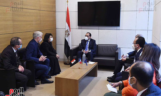 رئيس الوزراء يلتقى وفدا من مسئولى الجامعة الفرنسية (3)