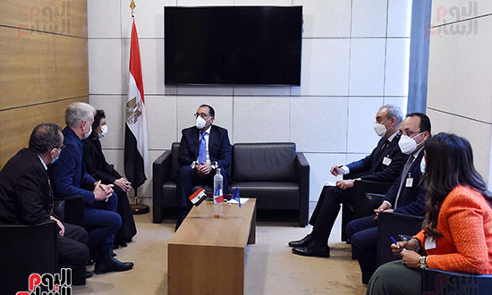 رئيس الوزراء يلتقى وفدا من مسئولى الجامعة الفرنسية (1)