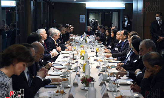 رئيس الوزراء يلتقى رؤساء وممثلى مجموعة من كبرى الشركات الفرنسية بمقر مجلس الأعمال الفرنسي (8)