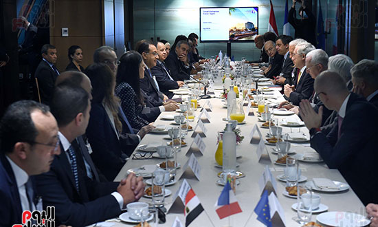رئيس الوزراء يلتقى رؤساء وممثلى مجموعة من كبرى الشركات الفرنسية بمقر مجلس الأعمال الفرنسي (6)