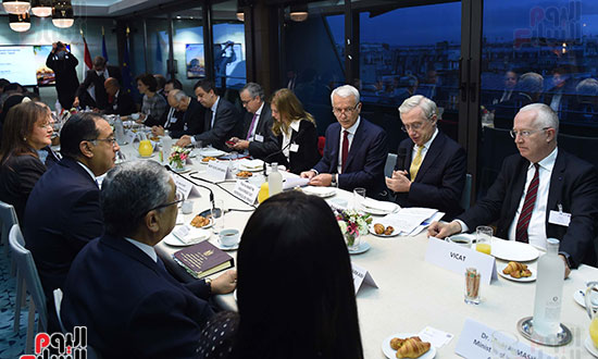 رئيس الوزراء يلتقى رؤساء وممثلى مجموعة من كبرى الشركات الفرنسية بمقر مجلس الأعمال الفرنسي (7)