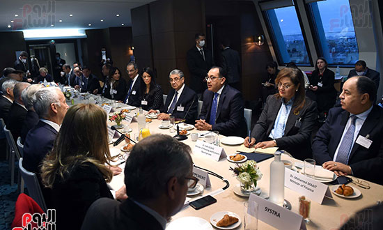 رئيس الوزراء يلتقى رؤساء وممثلى مجموعة من كبرى الشركات الفرنسية بمقر مجلس الأعمال الفرنسي (9)