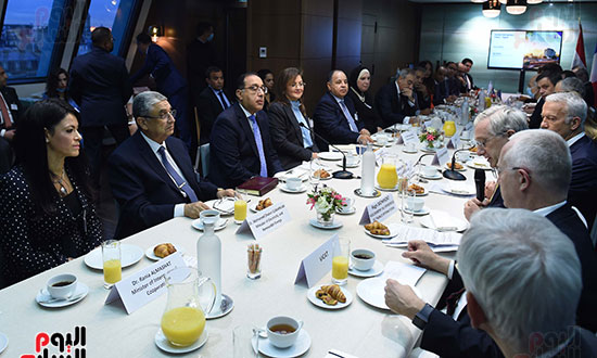 رئيس الوزراء يلتقى رؤساء وممثلى مجموعة من كبرى الشركات الفرنسية بمقر مجلس الأعمال الفرنسي (5)