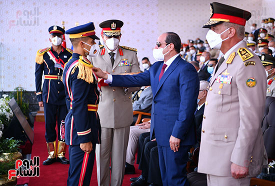 الرئيس السيسى يشهد حفل تخرج دفعة جديدة من طلبة الكليات العسكرية  (2)