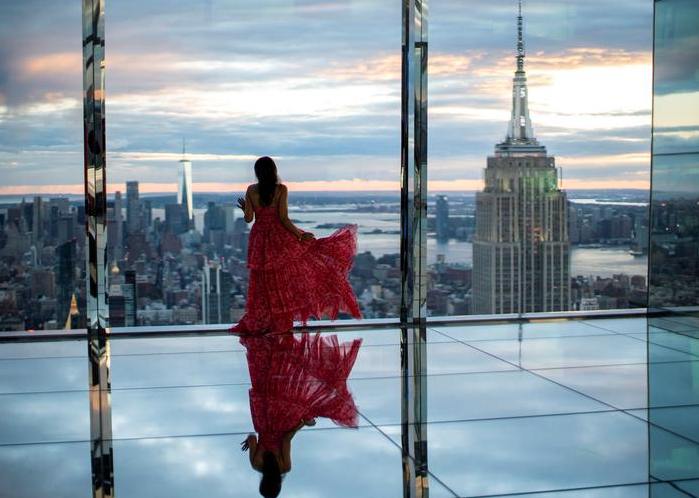 امرأة تنظر إلى مبنى إمباير ستيت فى نيويورك