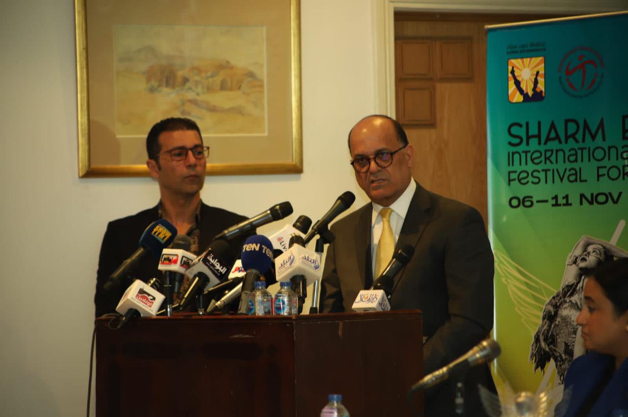 سفير تونس خلال المؤتمر الصحفي لمهرجان شرم الشيخ المسرحى (3)