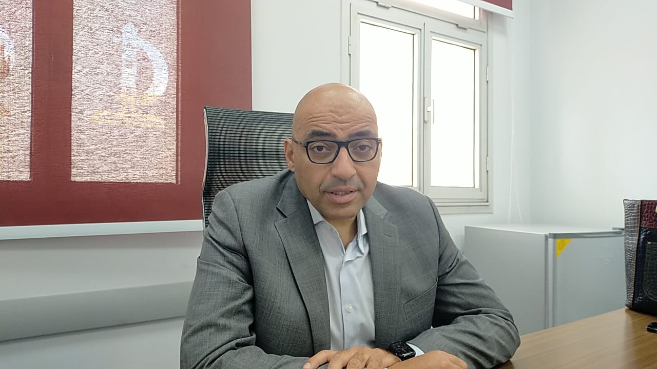 الدكتور أحمد مصطفى أستاذ جراحة الصدر بجامعة عين شمس