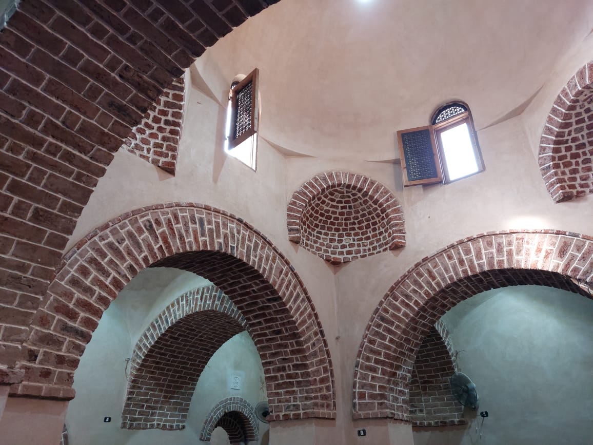 طراز معماري مميز داخل كنيسة العذراء مريم بالدير