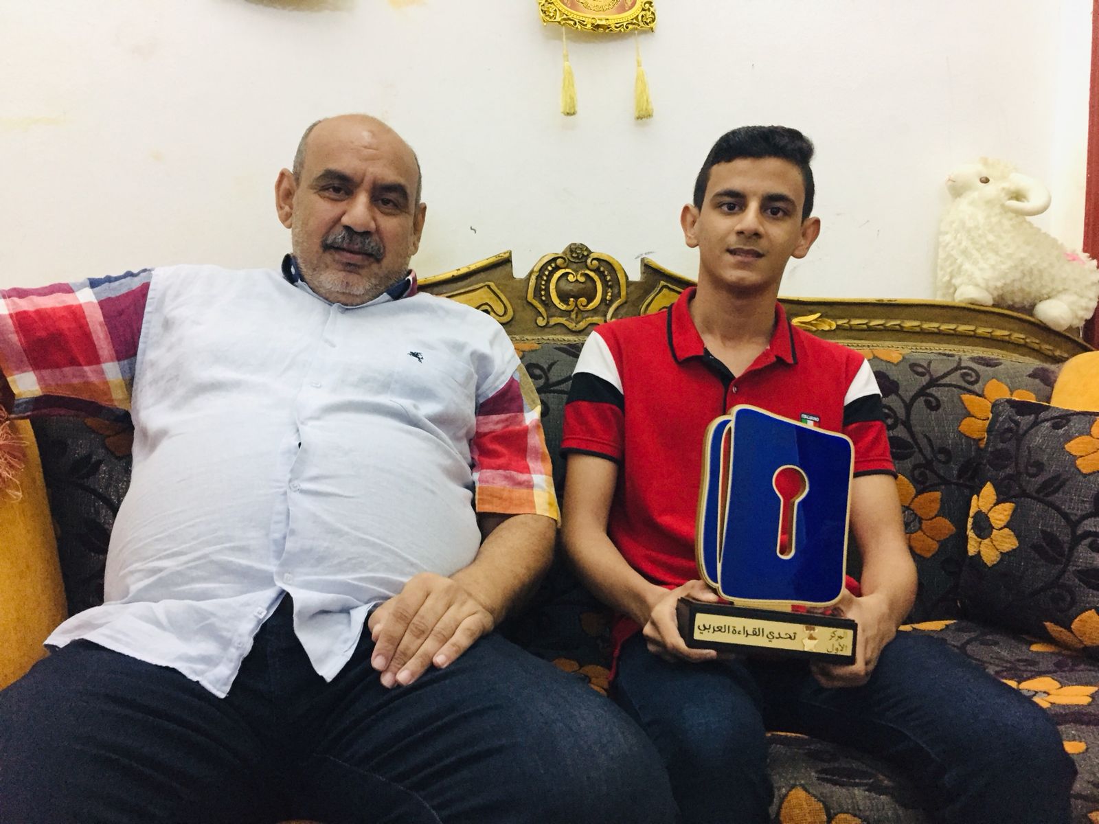 الطالب عبد الرحمن منصور ووالده (2)