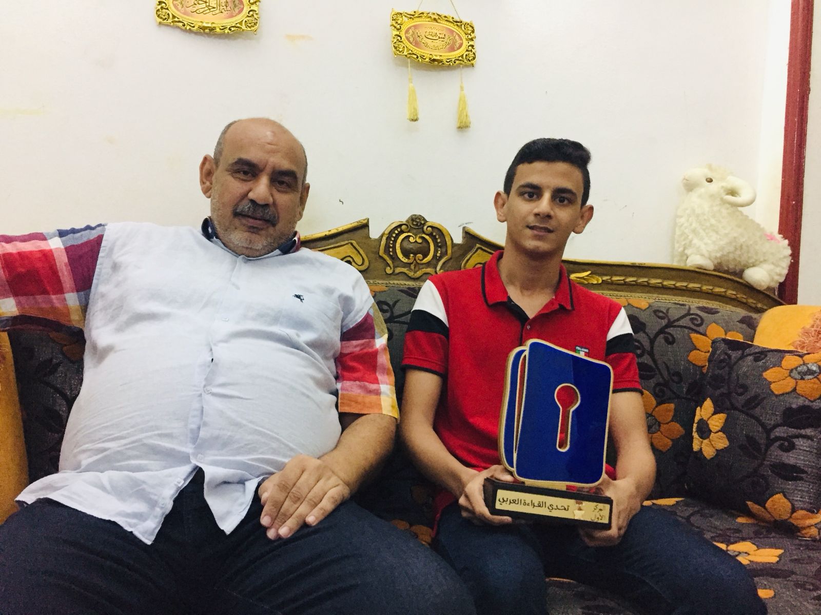 الطالب عبد الرحمن منصور ووالده (1)