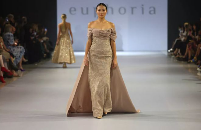 عارضات أزياء تقدم مجموعة تصاميم Euphoria في إطار عرض أسبوع الموضة في دبي