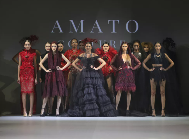 عارضات أزياء تقدم مجموعة تصاميم Amato Couture في إطار عرض أسبوع الموضة (2)