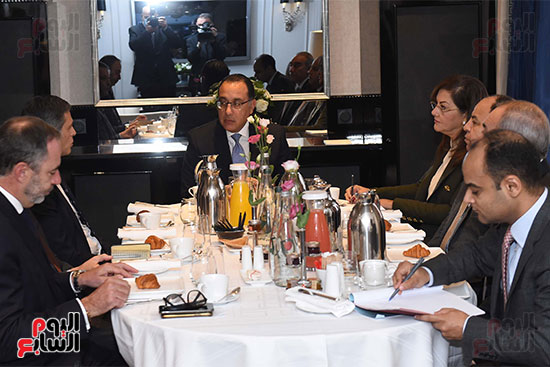 رئيس الوزراء يلتقى فى باريس رئيس CMA CGM  (2)