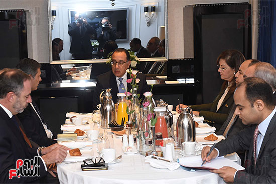 رئيس الوزراء يلتقى فى باريس رئيس CMA CGM  (1)