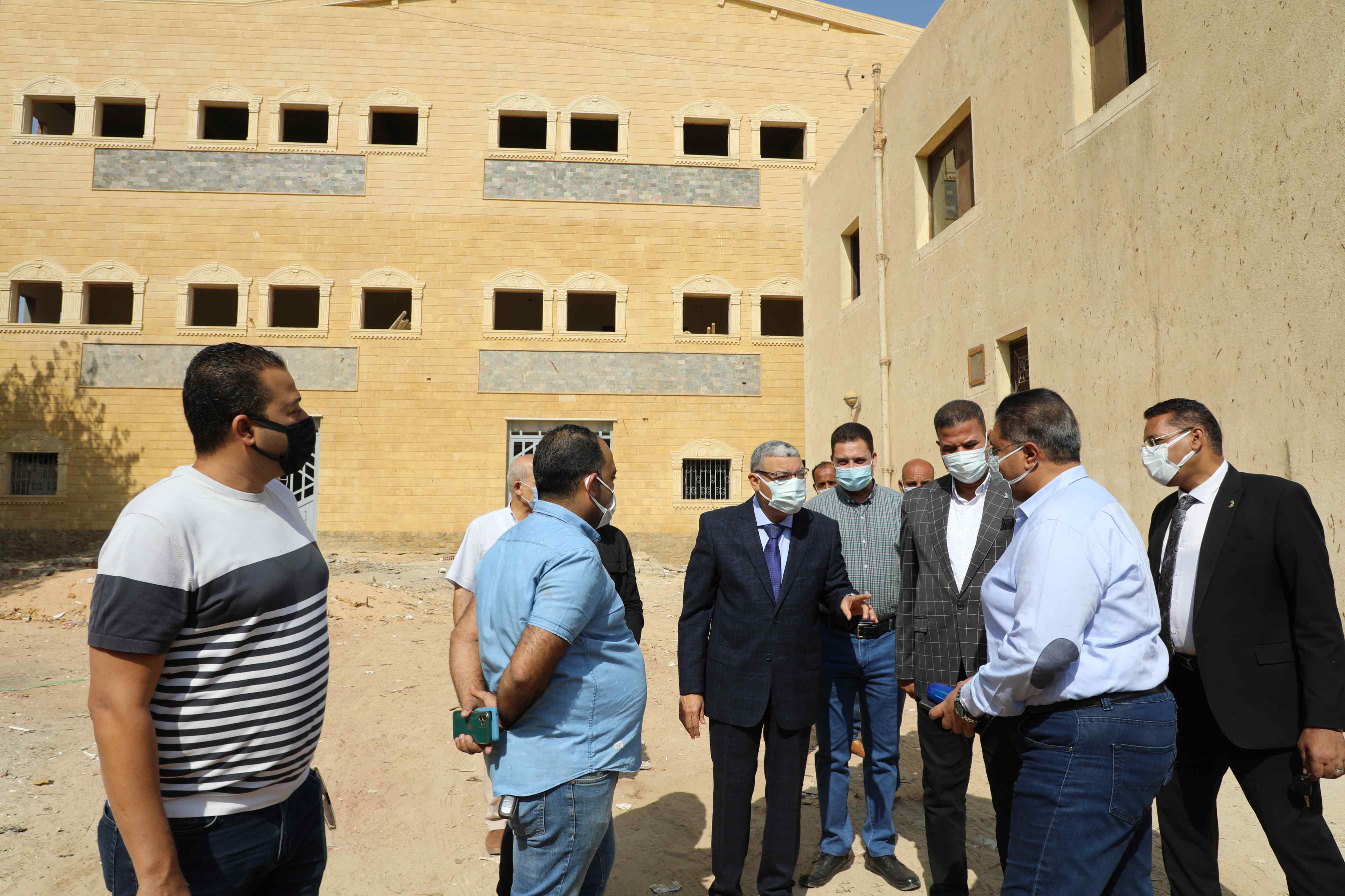 جانب من جولة محافظ المنيا بمبنى المجلس الشعبي المحلي بمنطقة أبو فليو