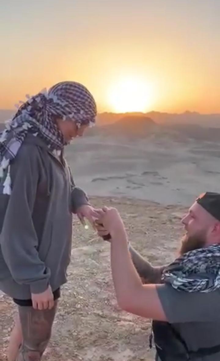 ديفيد يقدم خاتم الزواج لصديقته اليزا