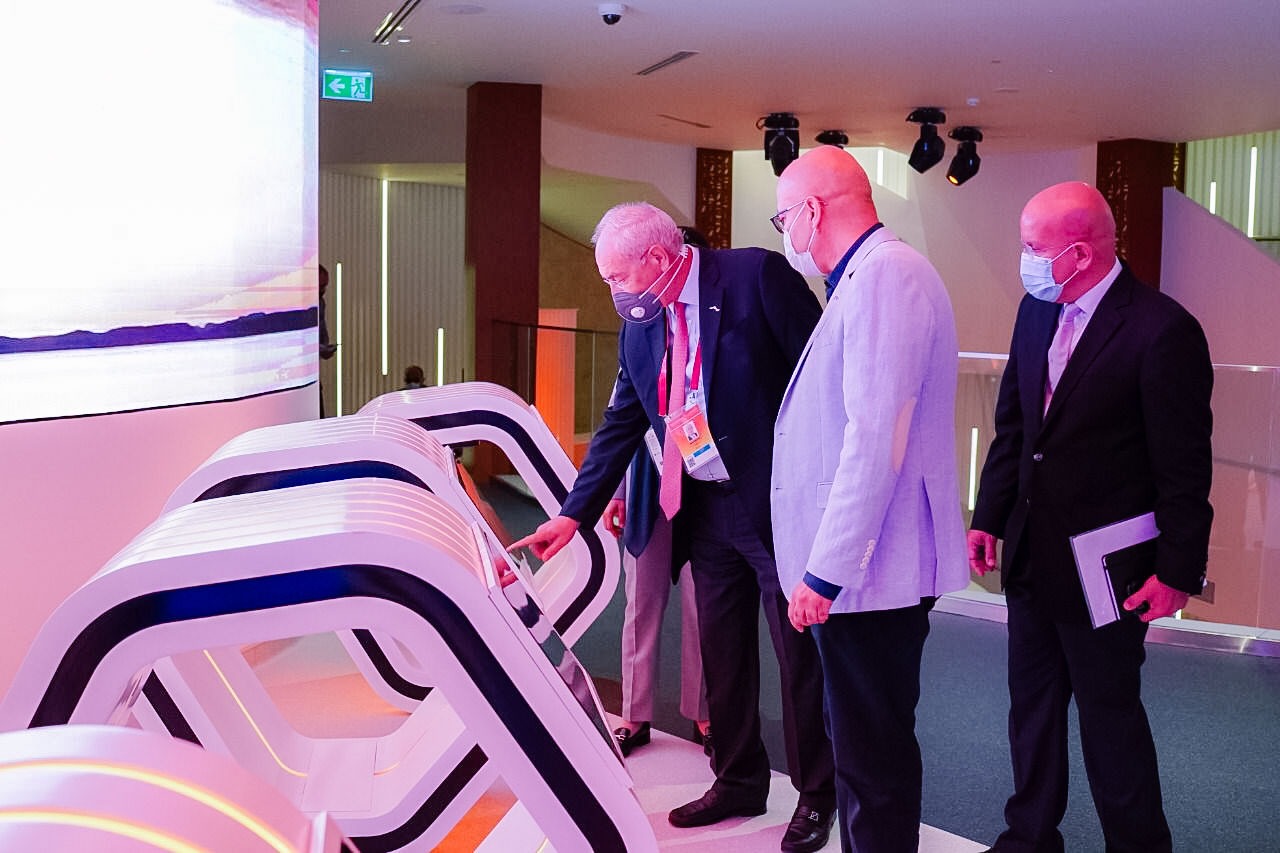 رئيس المنطقة الاقتصادية خلال الزيارة