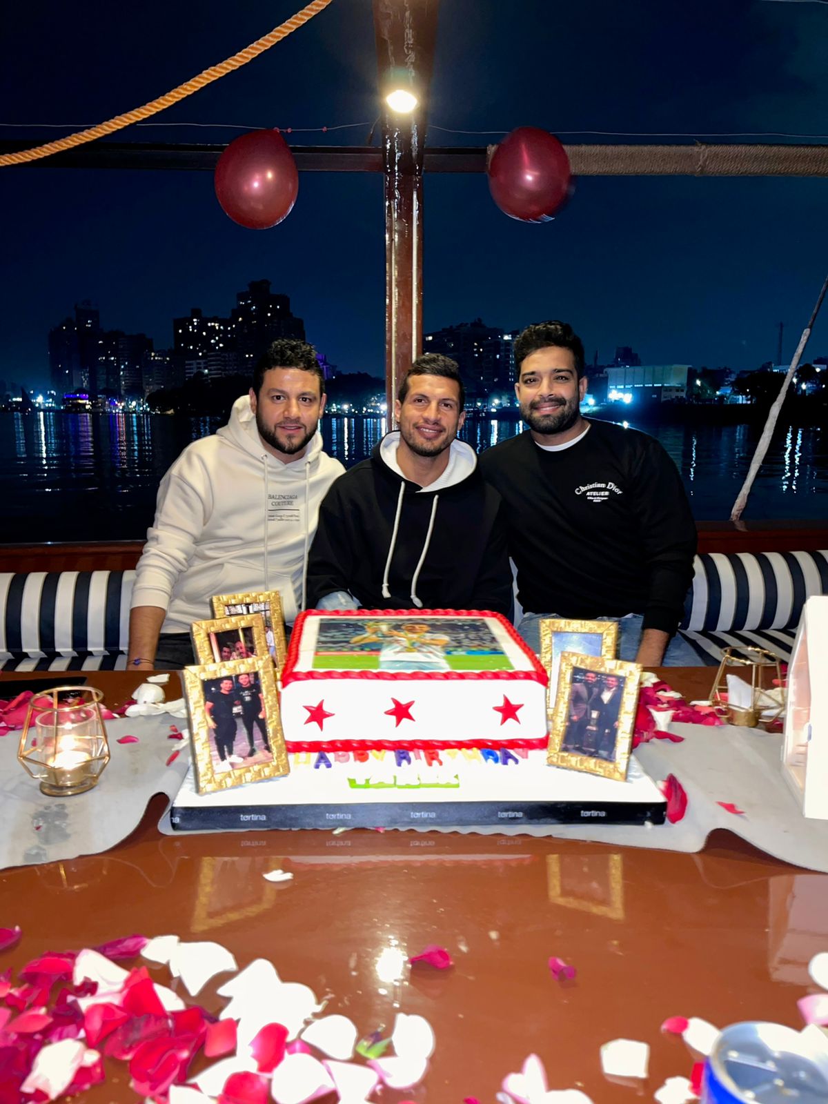 اصدقاء طارق حامد يحتفلون بعيد ميلاده  (2)