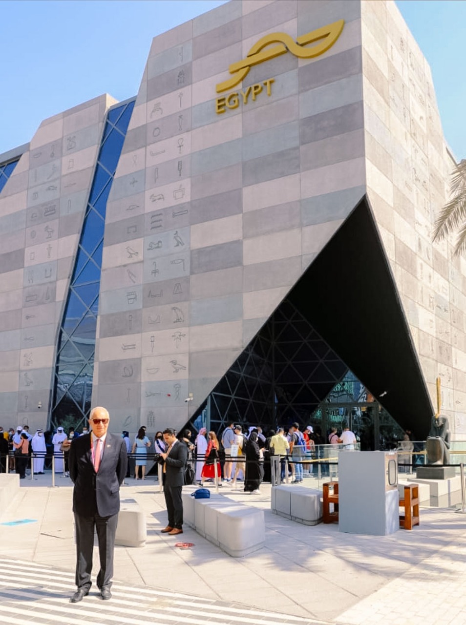 المهندس يحيى زكى امام الجناح المصري