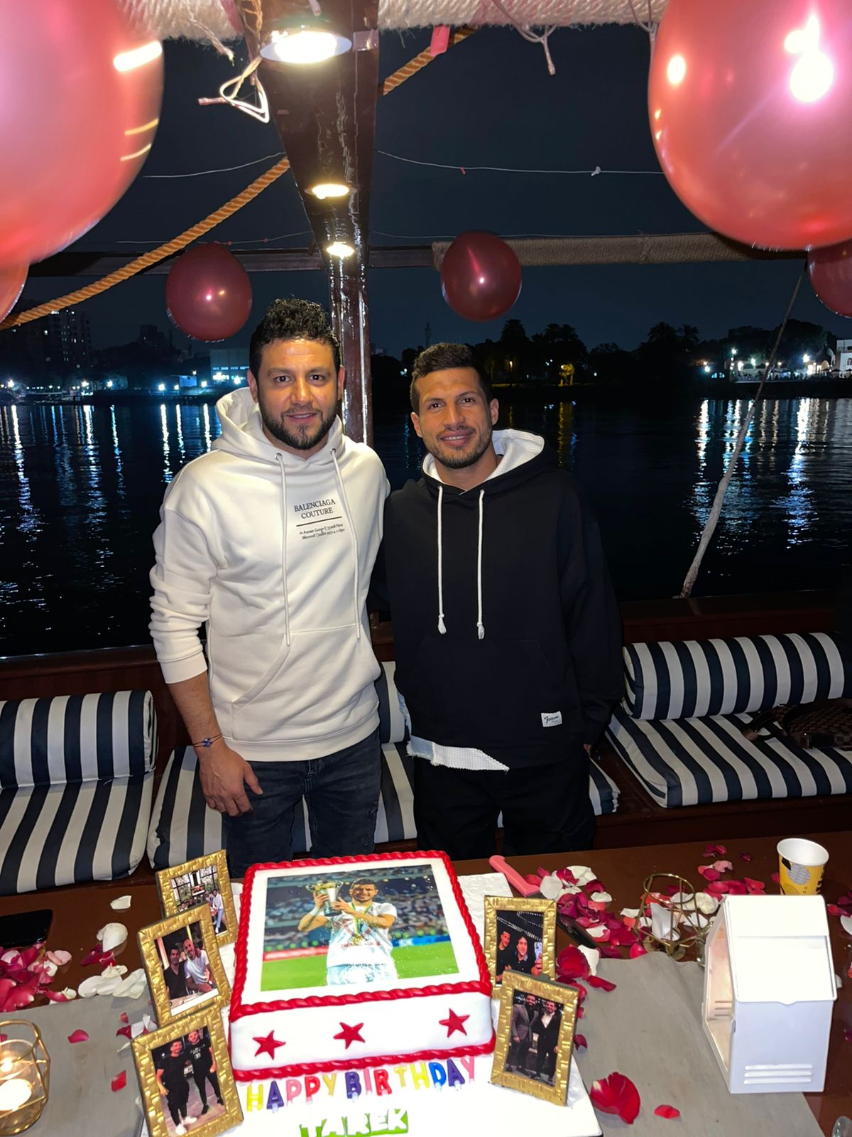 اصدقاء طارق حامد يحتفلون بعيد ميلاده  (4)