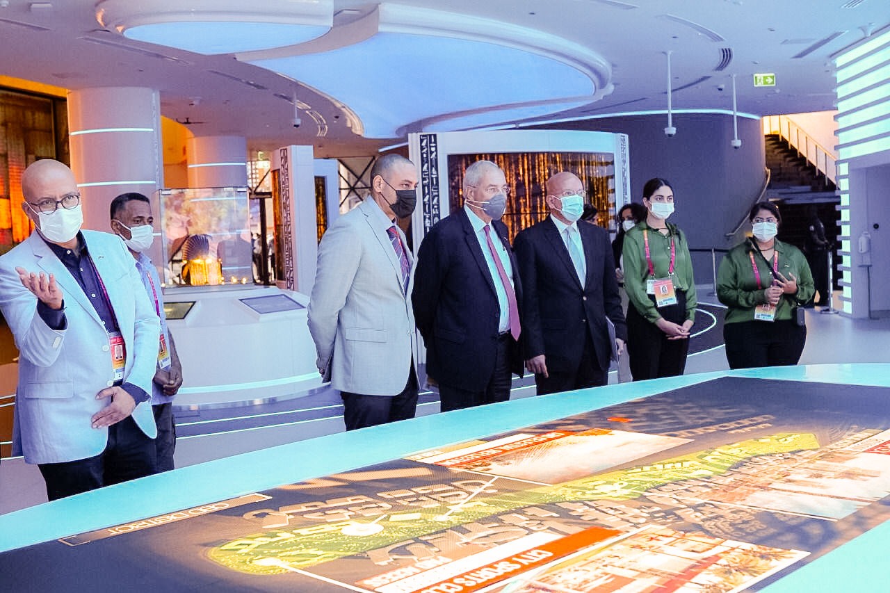 رئيس الهيئة الاقتصادية لقناة السويس يشاهد أحد العروض بالجناح المصري