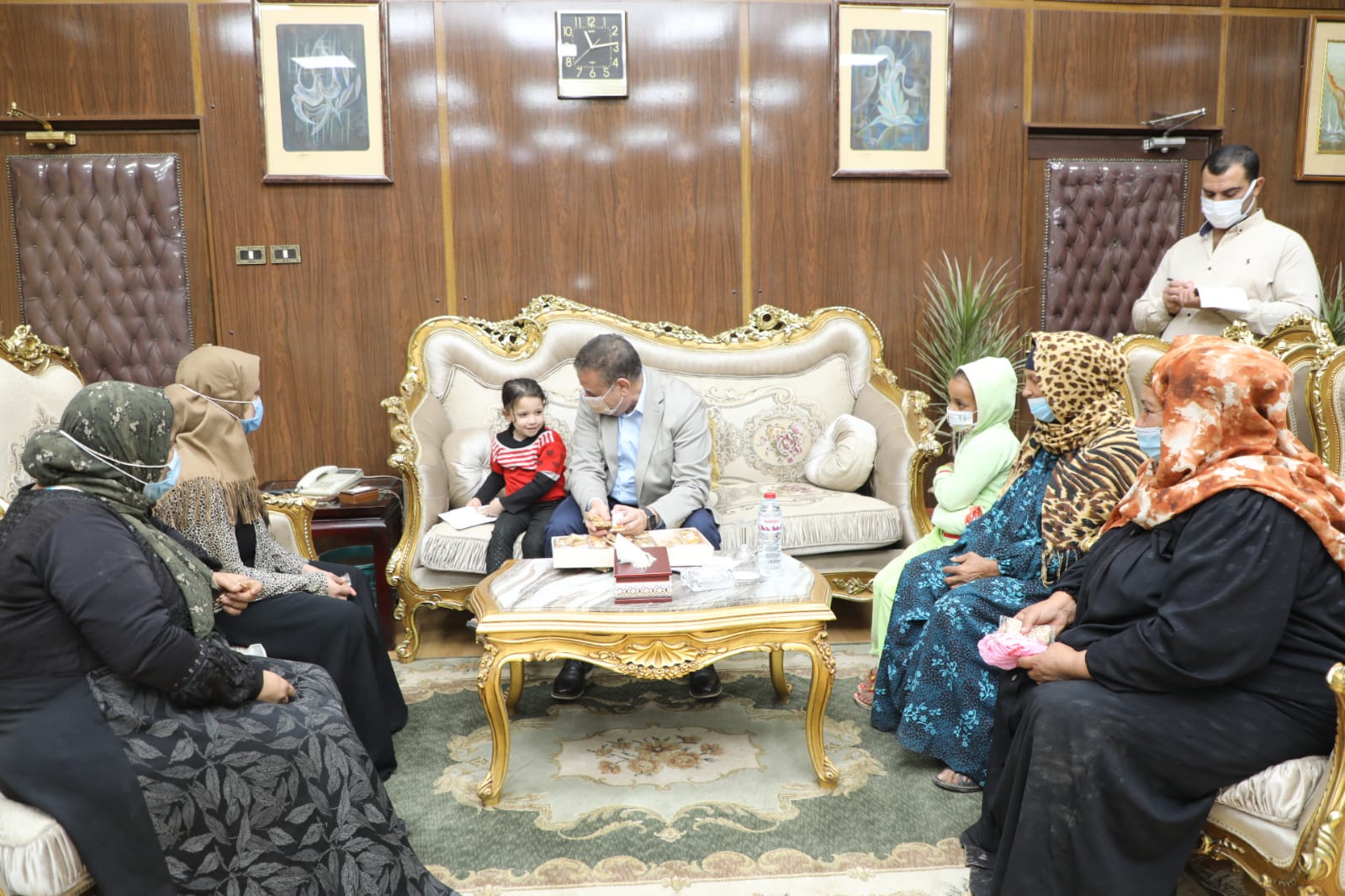 محافظ المنوفية يلتقى أسرة الطفلة سما وعدد من أهالي مدينة تلا  (3)