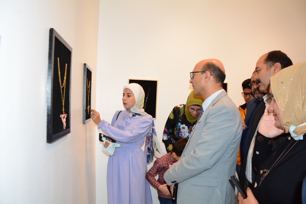 نائب رئيس جامعة أسيوط يفتتح معرض فنانى أسيوط