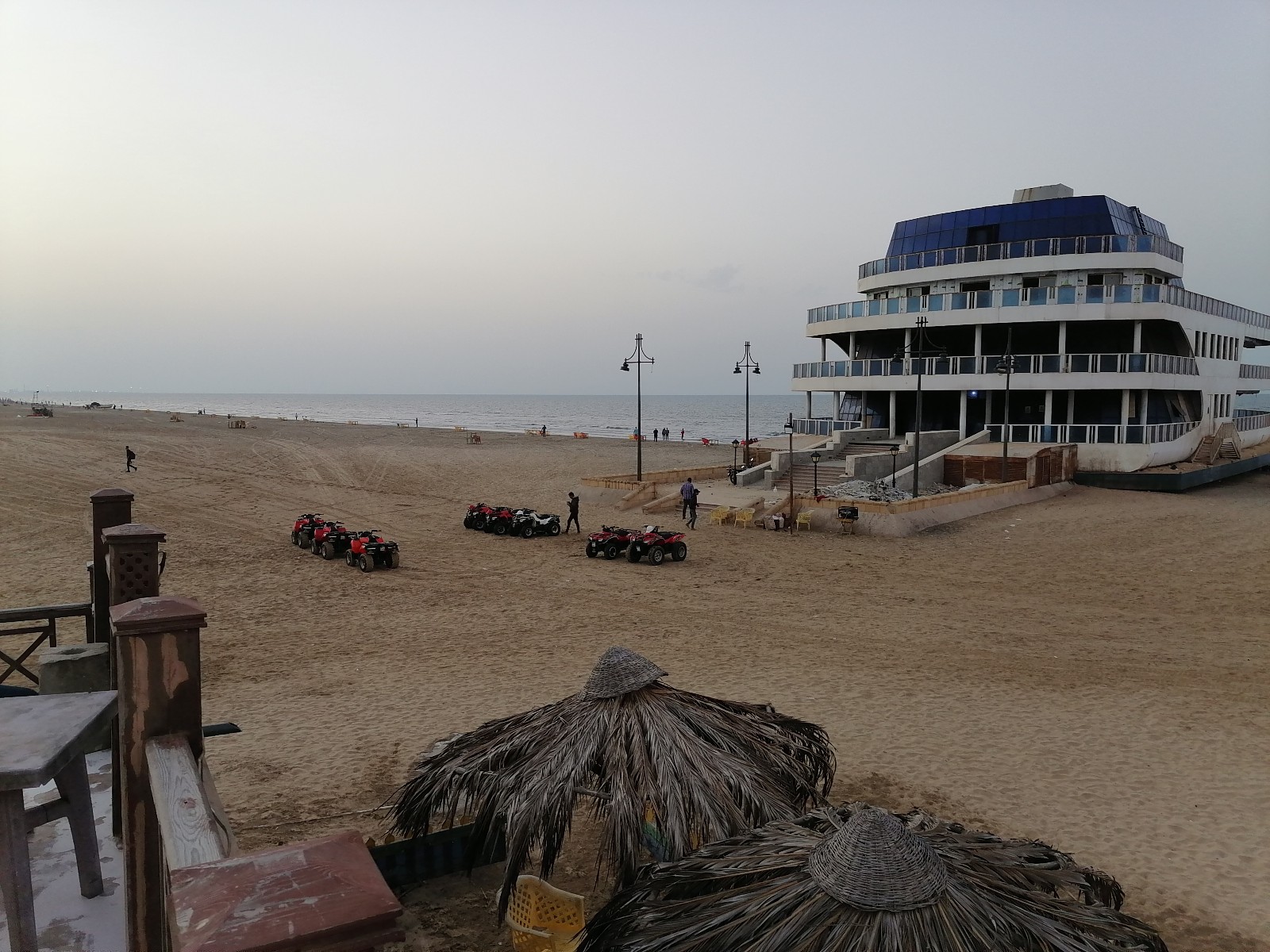 جانب من الشاطئ بمحافظة بورسعيد اليوم