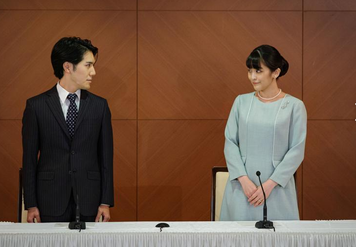 الأميرة اليابانية ماكو وزوجها كي كومورو يحضران مؤتمرًا صحفيًا للإعلان عن زواجهما