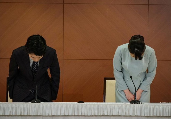 الأميرة اليابانية ماكو وزوجها كي كومورو ينحنيان بعد مؤتمر صحفي للإعلان عن تسجيل زواجهما