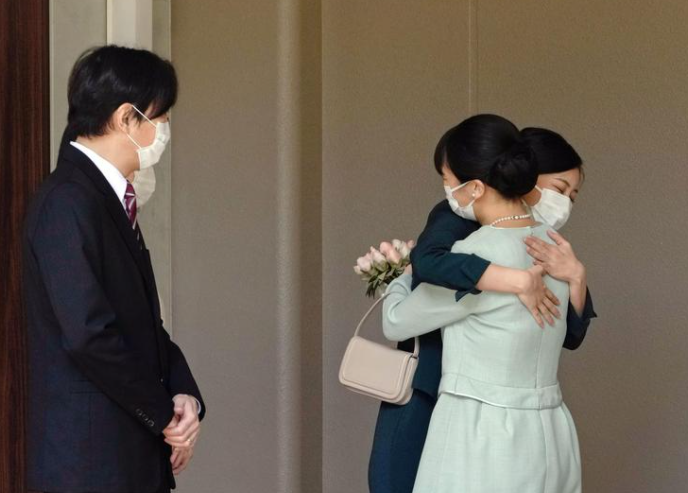 الأميرة اليابانية ماكو تحتضن أختها الأميرة كاكو