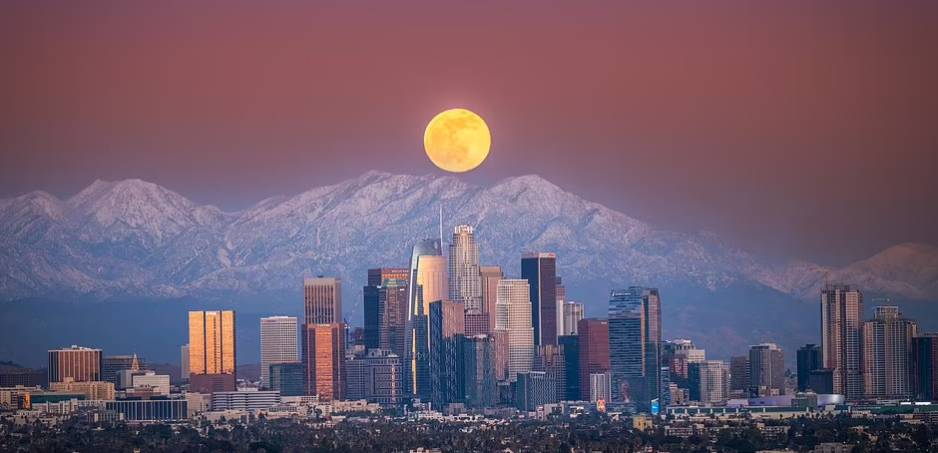 شروق من خارج هذا العالم للقمر فوق لوس أنجلوس