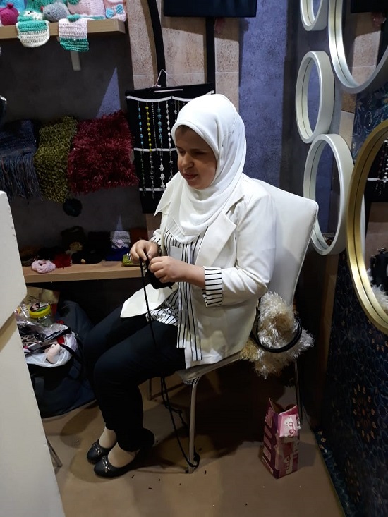 ياسمين كشك تغزل حلمها بالكروشيه