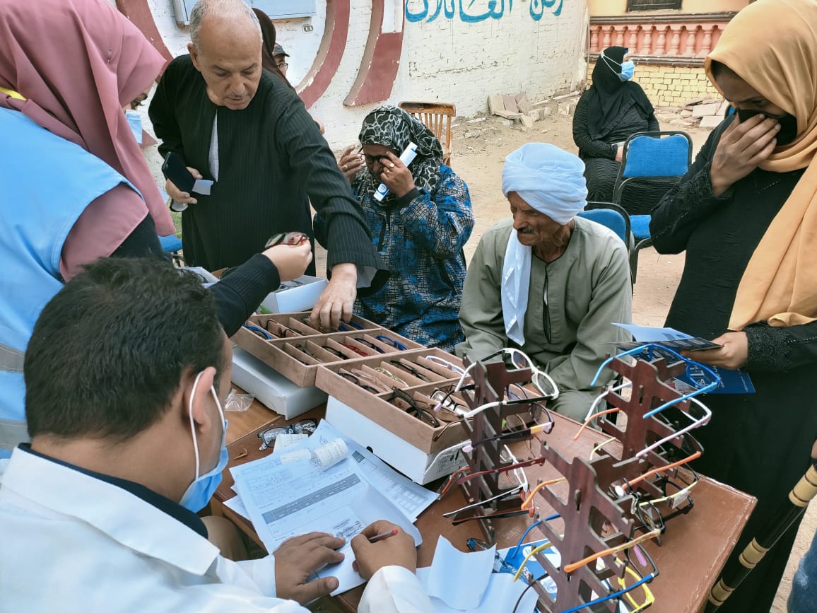 جانب من مبادرة مكافحة ضعف البصر تواصل بقرية الموانسة بالشرقية