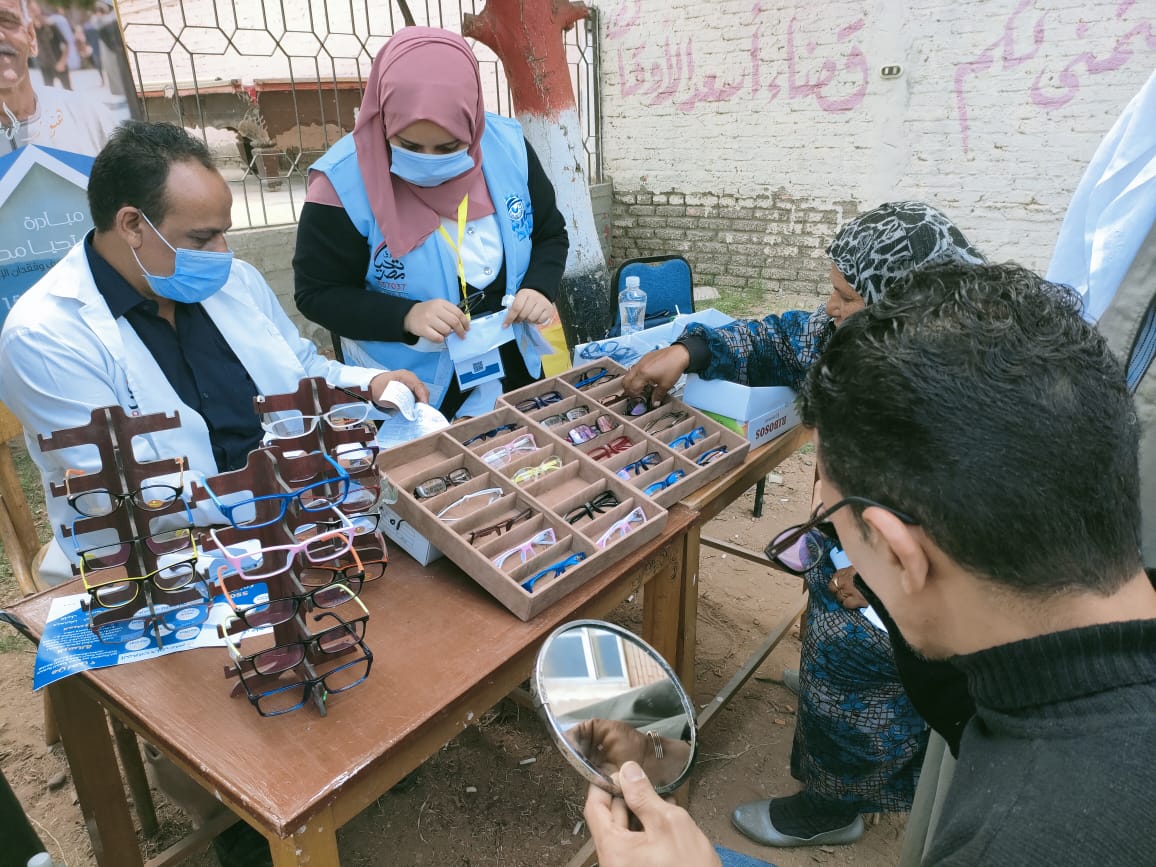 جانب من مبادرة مكافحة مسببت ضعف البصر تواصل بقرية الموانسة بالشرقية