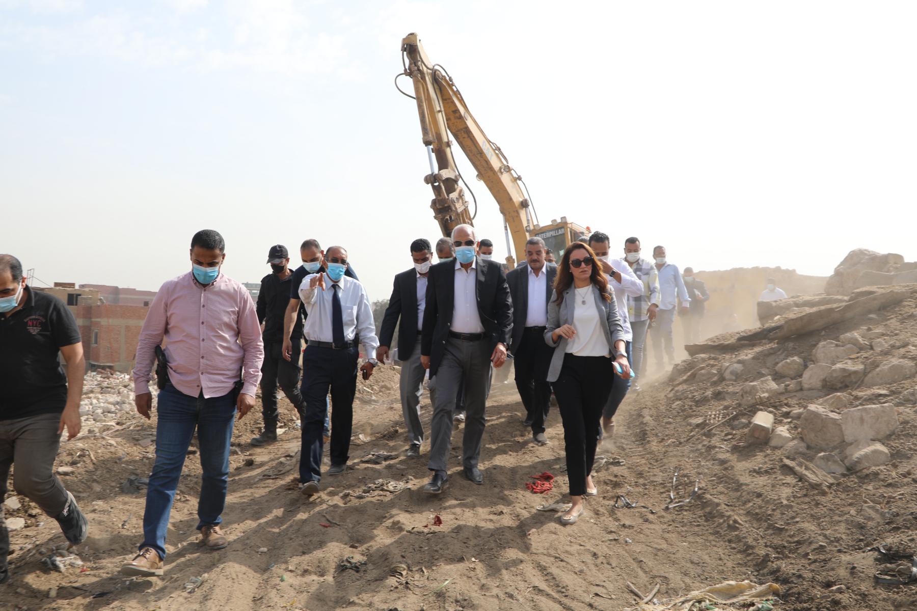 محافظ الجيزة يتفقد أعمال تطوير منطقة سن العجوز (8)