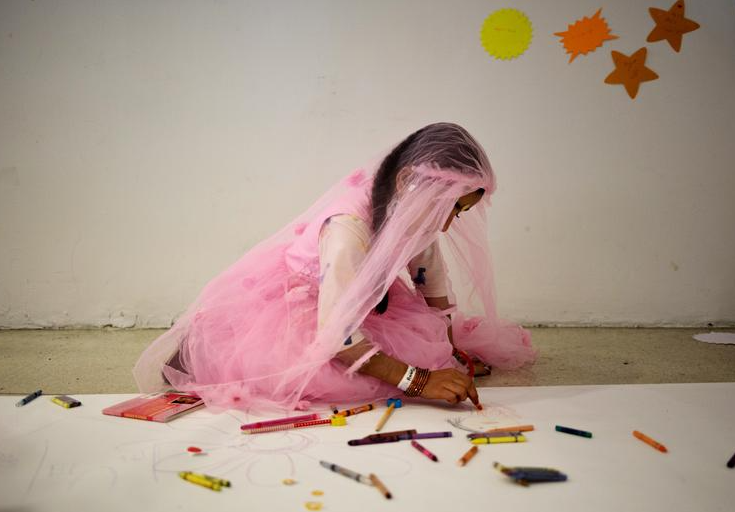 أطفال أفغان تم إجلاؤهم يشاركون في مبادرات فنية اجتماعية