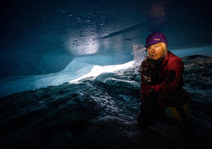 عالم الجليد أندريا فيشر ، من الأكاديمية النمساوية للعلوم ، يتفقد قطعة من الجليد داخل التجويف